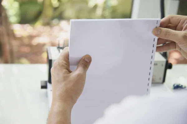 Uomo Rapporto Utilizzando Macchina Legare Pettini Persone Che Lavorano Con — Foto Stock