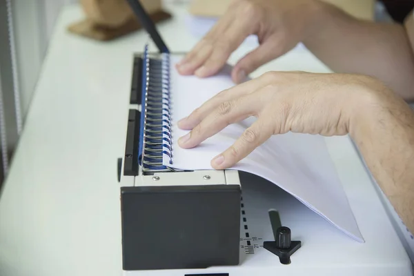 Man Making Report Using Comb Binding Machine Ludzie Pracujący Koncepcją — Zdjęcie stockowe