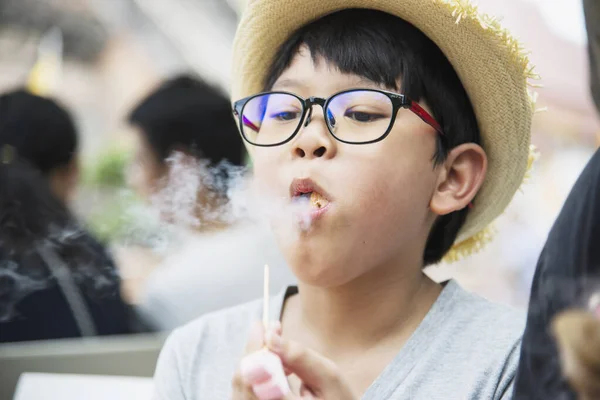 Asiático Chico Comer Fumar Astuto Felizmente Personas Snack Feliz Tiempo — Foto de Stock