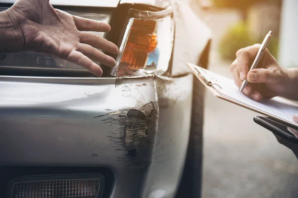 Agente Seguros Que Trabaja Durante Proceso Reclamación Accidente Coche Sitio — Foto de Stock