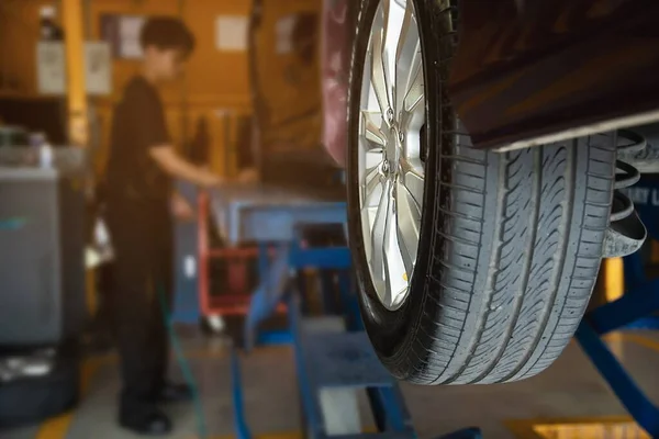 Techniker Ist Autoreifen Aufpumpen Auto Wartungsdienst Transportsicherheitskonzept — Stockfoto