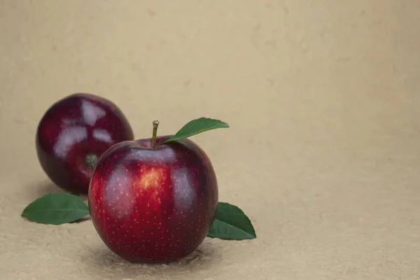 Pomme Rouge Fraîche Sur Fond Brun Tendre Concept Fond Fruits — Photo