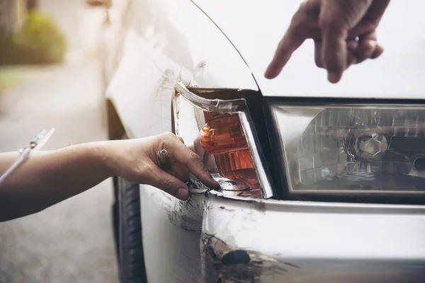 Agente Seguros Que Trabaja Durante Proceso Reclamación Accidente Coche Sitio — Foto de Stock