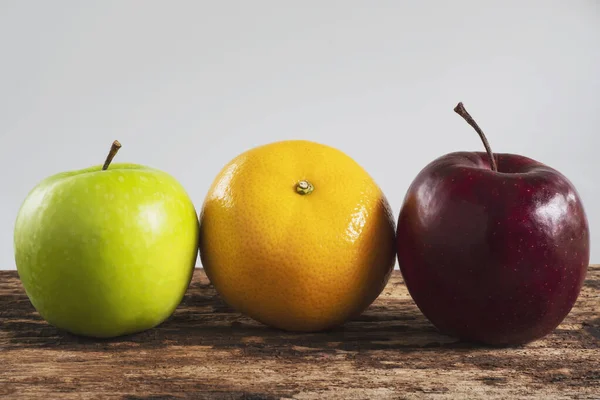 Pomme Verte Rouge Fraîche Orange Sur Fond Noir Gris Concept — Photo