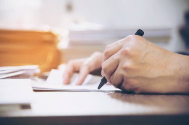 İş adamı elinde kalem tutarken belgeyle çalışıyor - iş adamları kavram üzerinde çalışıyor