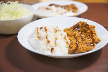 Japon usulü bol yağda kızartılmış domuz pirinci Tonkatsu rescipe adı verilen Japon yemek stili pirinç domuz eti geçmişi kavramı.