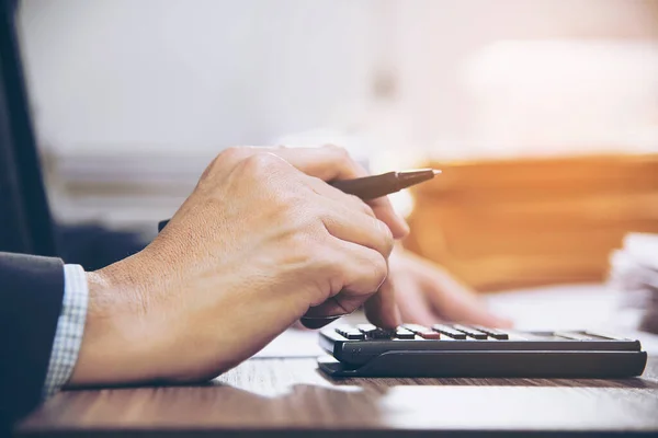 Empresário Usando Calculadora Enquanto Segurando Caneta Trabalhando Com Documento Financeiro — Fotografia de Stock