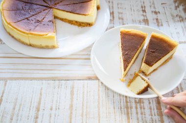 New York peynirli keki beyaz ahşap masada - ev yapımı fırın konsepti