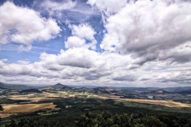Küçük dağlar ve tepeler ile bulutlu gökyüzü yaz