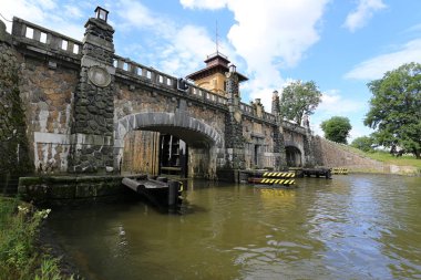 Tarihi nehir kilit açık kapı ile