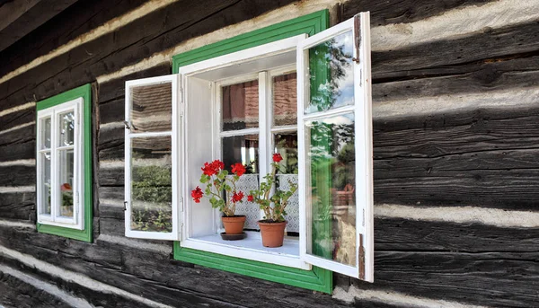 Пара дерев'яних вікон з зеленою рамою — стокове фото