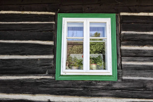 Gesloten venster met het groene kader — Stockfoto