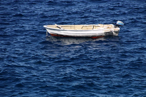 Pequeño barco a motor en el mar azul profundo — Foto de Stock