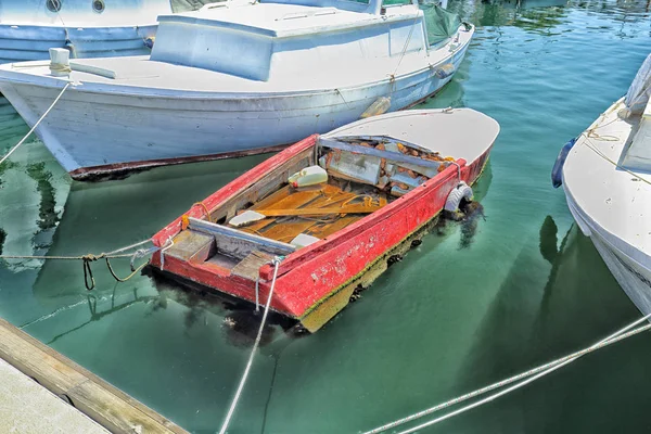 Velho barco quebrado e fragmentado — Fotografia de Stock