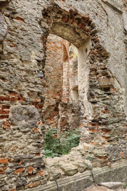 Duvarında harap pencere