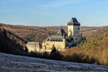 Ormanda büyük Ortaçağ Kalesi Karlstejn