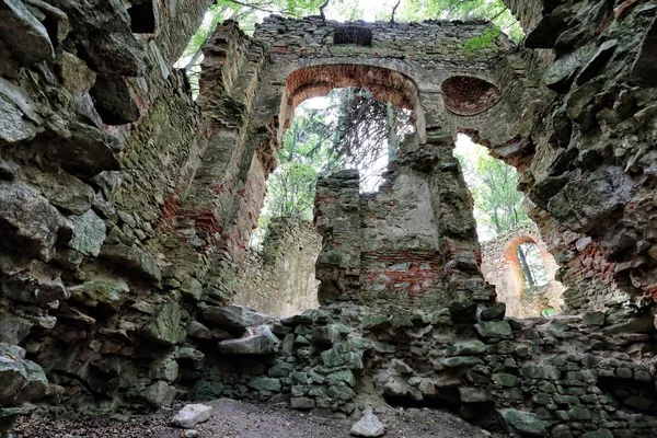 Interior de la iglesia en ruinas —  Fotos de Stock