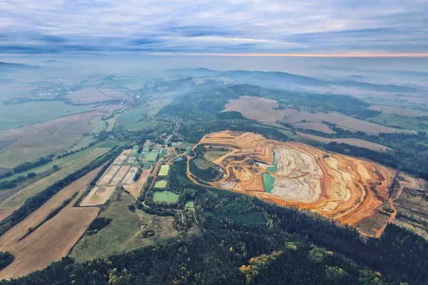 Amplia vista de la gran mina de franjas para la arena — Foto de Stock
