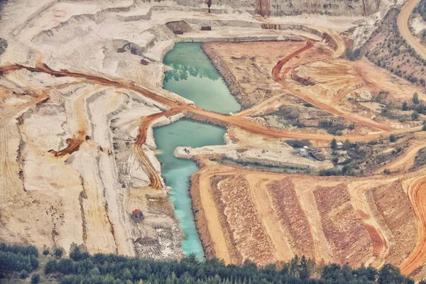 Fondo de la mina de franjas amarillas con estanques de agua azul — Foto de Stock