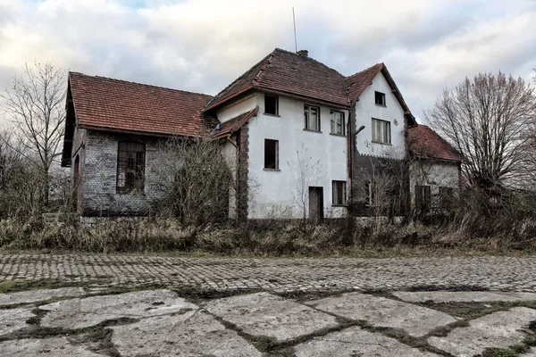 Edifício antigo da estação ferroviária extinta — Fotografia de Stock