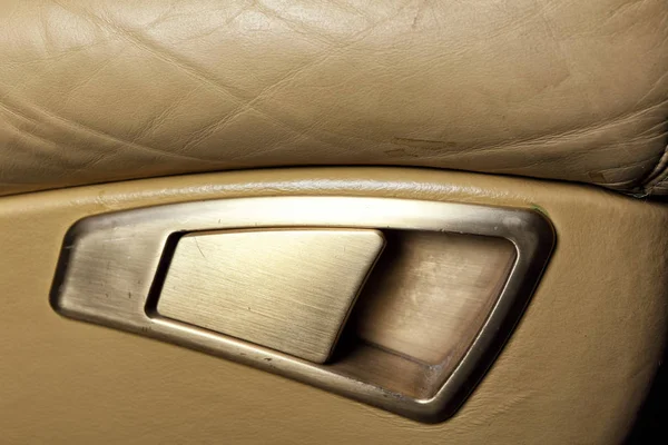 Золотий важіль шкіряного сидіння кабіни — стокове фото