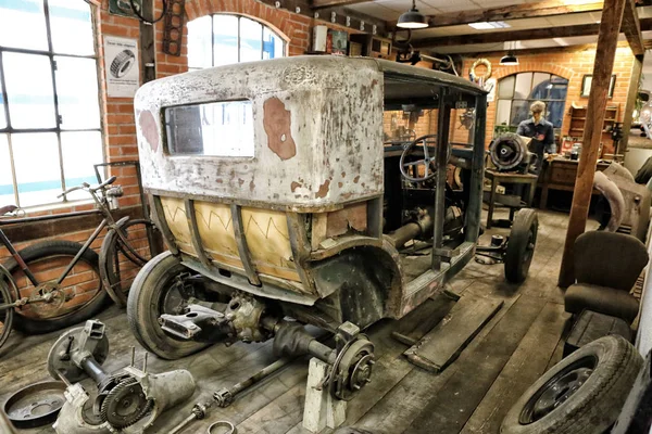 Inscenation de la station de réparation de voitures vintage — Photo