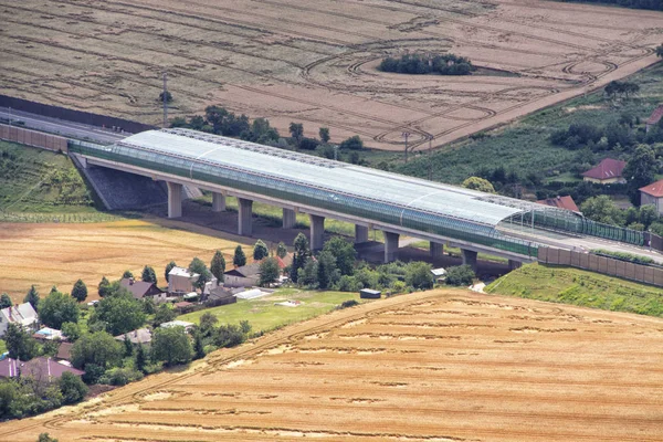 Puente de autopista moderno con la vivienda de aislamiento de ruido —  Fotos de Stock