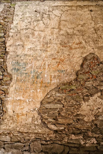 Vieux fond de mur fissuré avec les traces de vieux grafitti — Photo