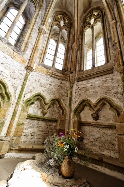 Mittelalterliche Kapelle mit Blumen auf dem Steinaltar — Stockfoto