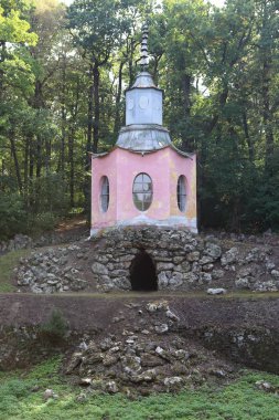 Gölet dike kalıntıları üzerine Çin Pavyonu