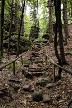 Eski tarihi turistik yol kadar kayalar