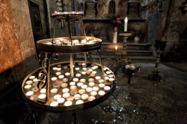 Küçük kilise çay mum büyük levhalar üzerinde