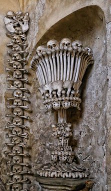 Kupası ve insan kemikleri yapılan dekorasyon