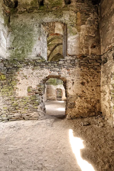 İçinde Oda taş duvarlar ile kale Harabeleri — Stok fotoğraf