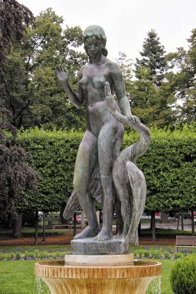Bronz szobor, a meztelen nő és a hattyú — Stock Fotó