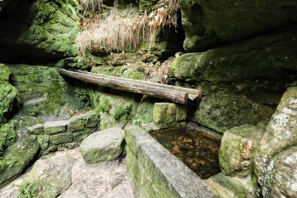 Izvor de apă veche cu streașină din lemn — Fotografie, imagine de stoc