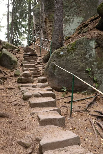 Turis tangga antara batu dengan pagar hijau — Stok Foto