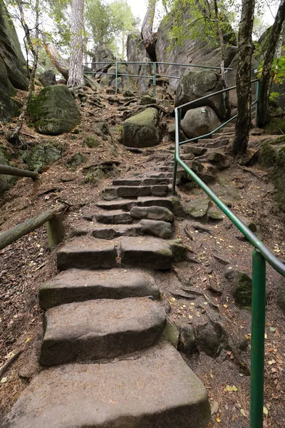 岩に曲線の急な階段 — ストック写真