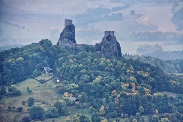 Trossige Burg im blauen Nebel — Stockfoto