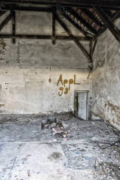 Interno della sala d'attesa della stazione ferroviaria abbandonata — Foto Stock