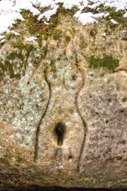 Kadın vücut anahat kumtaşı içinde oyulmuş