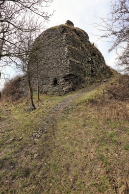 Eski kale duvarları çimenli tepe üzerinde harap
