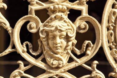 Kız yüzü ile metal tarihi korkuluk detayı