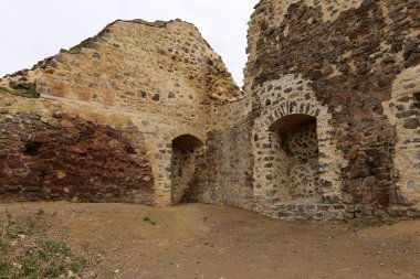 Güvenli kapı ve ara eski kale duvarları kalıntıları