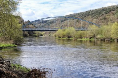 Metal köprü kemer itilen nehir bankalar arasında