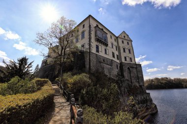 Chateau Orlik göl yukarıda kayaya