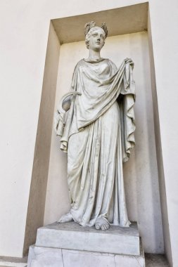 Orak tutan tanrıça heykeli