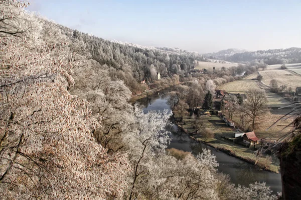 Tal mit der Flusskurve im Winter — Stockfoto