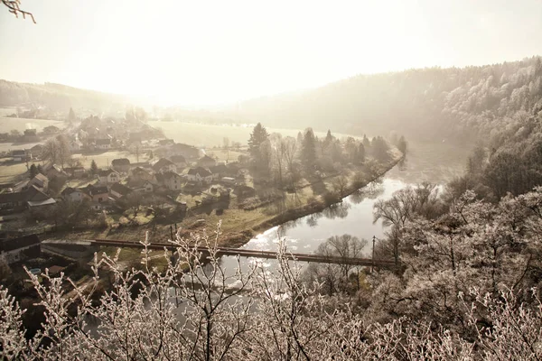 Vallée ensoleillée et brumeuse d'hiver avec la large rivière — Photo