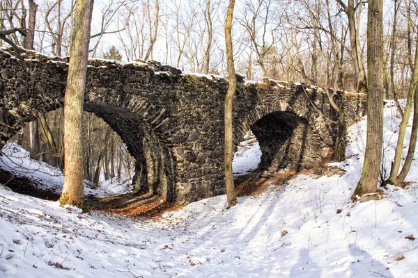 Kar ile dolu vadi üzerinde tarihi köprü — Stok fotoğraf